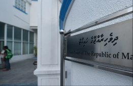 Outside the High Court of Maldives. PHOTO: HUSSAIN WAHEED / MIHAARU