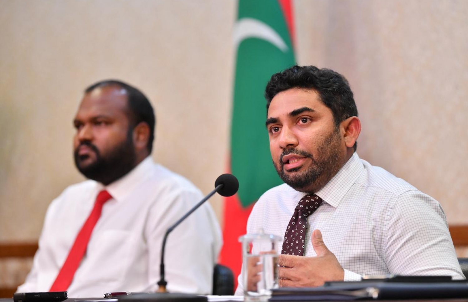 ހެލްތު މިނިސްޓަރު އަމީން (ކ) އާއި ޓޫރިޒަމް މިނިސްޓަރު އަލީ ވަހީދު މިރޭ ނޫސްވެރިންނާ ވާހަކަ ދައްކަވަނީ.---ފޮޓޯ: ނިޝާން އަލީ/މިހާރު