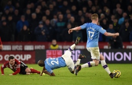 Sheffield United's Scottish midfielder John Fleck (2L) fouls Manchester City's Brazilian midfielder Fernandinho during the English Premier League football match between Sheffield United and Manchester City at Bramall Lane in Sheffield, northern England on January 21, 2020. (Photo by Oli SCARFF / AFP) / RESTRICTED TO EDITORIAL USE. No use with unauthorized audio, video, data, fixture lists, club/league logos or 'live' services. Online in-match use limited to 120 images. An additional 40 images may be used in extra time. No video emulation. Social media in-match use limited to 120 images. An additional 40 images may be used in extra time. No use in betting publications, games or single club/league/player publications. / 