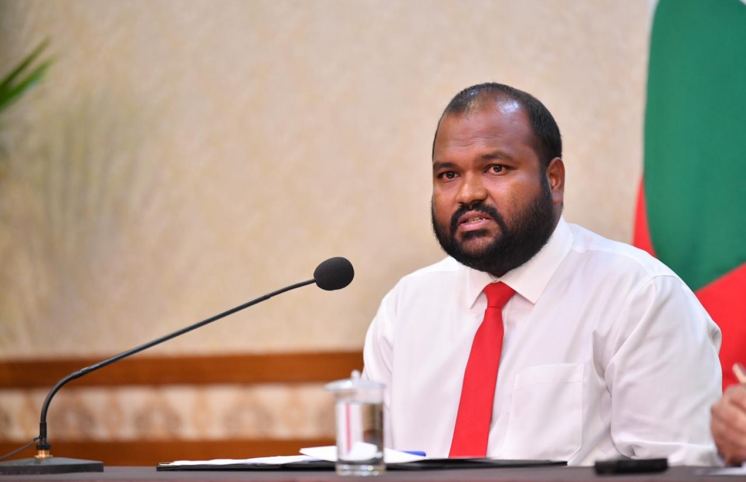 ރައީސް އޮފީހުގައި މިރޭ ބޭއްވި ނޫސްވެރިންގެ ބައްދަލުވުމުގައި ޓޫރިޒަމް މިނިސްޓަރު އަލީ ވަހީދު ވާހަކަދައްކަވަނީ.-- ފޮޓޯ: ނިޝާން އަލީ/ މިހާރު