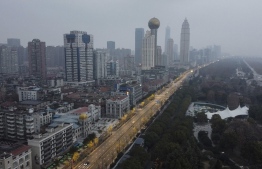 An aerial view shows residential and commercial buildings of Wuhan in China's central Hubei province on January 27, 2020, amid a deadly virus outbreak which began in the city. - China on January 27 extended its biggest national holiday to buy time in the fight against a viral epidemic and neighbouring Mongolia closed its border, after the death toll spiked to 81 despite unprecedented quarantine measures. (Photo by Hector RETAMAL / AFP)