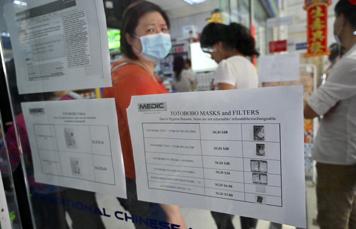 ސިންގަޕޫރުގެ ފާމަސީއެއްގައި ފޭސް މާސްކާއި ތާމޯމީޓަރު އަދި ސެނިޓައިޒާ ގަންނަން މީހުން ކިޔޫ ހަދައިގެން. --ފޮޓޯ:އޭއެފްޕީ