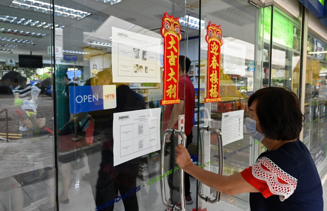 ސިންގަޕޫރުގެ ފާމަސީއެއްގައި ފޭސް މާސްކް ގަންނަން މީހުން ކިޔޫ ހަދައިގެން. --ފޮޓޯ:އޭއެފްޕީ