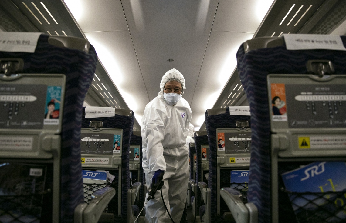 ސައުތު ކޮރެއާގެ ވެރިރަށް ސޯލްގެ ރޭލެއްގެ ތެރޭގައި ބޭސް ޖަހަނީ. --ފޮޓޯ:އޭއެފްޕީ