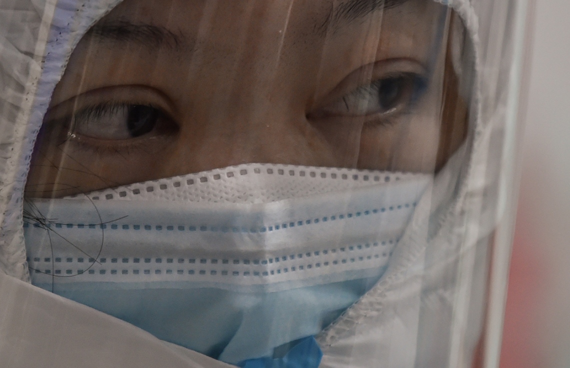 ވޫހާންގެ ރެޑް ކްރޮސް ހޮސްޕިޓަލެއްގައި މެޑިކަލް ސްޓާފަކު ފޭސް މާސްކްގައި. --ފޮޓޯ:އޭއެފްޕީ