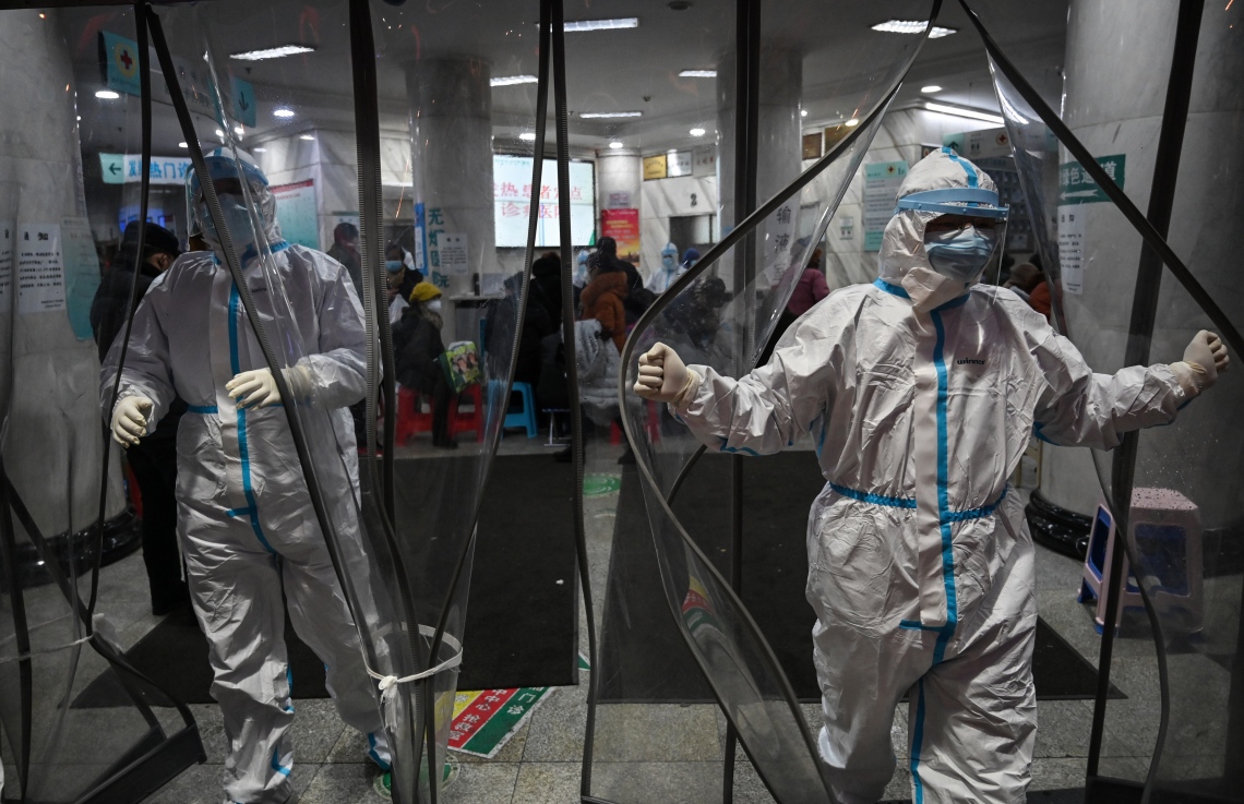 ވޫހާންގެ ރެޑް ކްރޮސް ހޮސްޕިޓަލެއްގައި މެޑިކަލް ސްޓާފުން ހަރަކާތްތެރި ވަނީ. --ފޮޓޯ:އޭއެފްޕީ