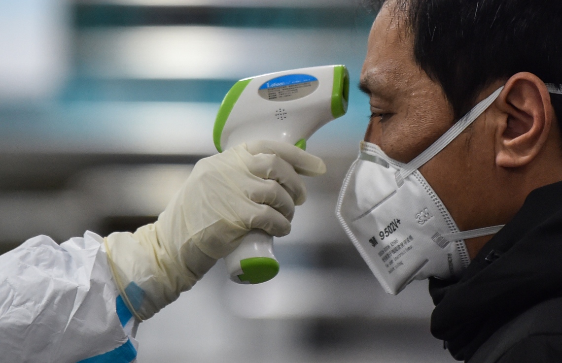 ވޫހާންގެ ރެޑް ކްރޮސް ހޮސްޕިޓަލެއްގައި މީހެއްގެ ޓެމްޕަރޭޗާ ބަލަނީ. --ފޮޓޯ:އޭއެފްޕީ