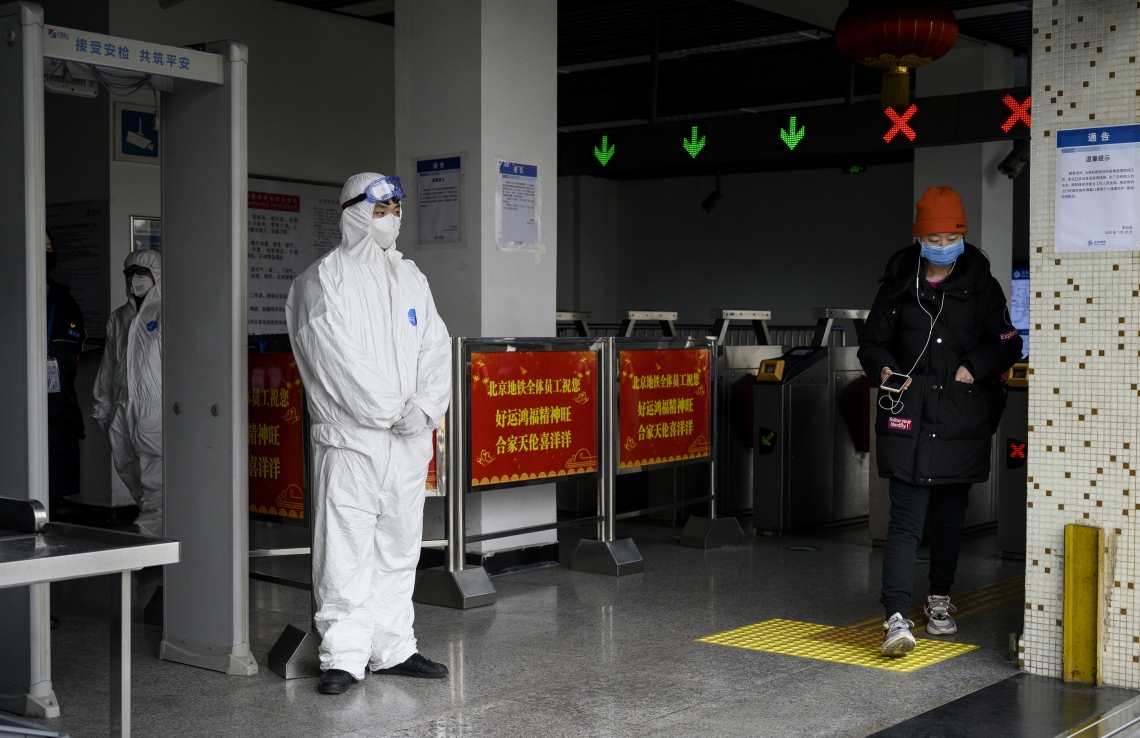 ބެއިޖިންގެ ސަބްވޭ ސްޓޭޝަނެއްގައި ސެކިއުރިޓީ އޮފިޝަލުން ހަރަކާތްތެރި ވަނީ. --ފޮޓޯ:އޭއެފްޕީ