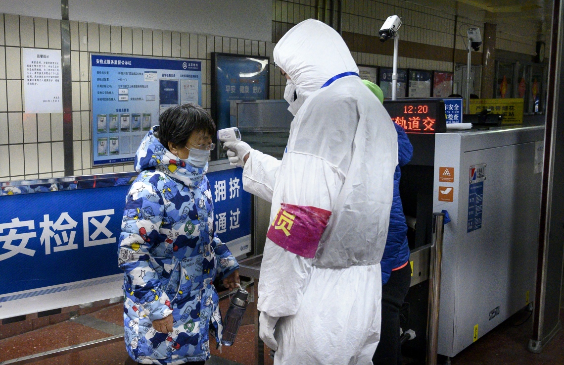 ބެއިޖިންގެ ސަބްވޭ ސްޓޭޝަނެއްގައި ޕަސިންޖަރެއްގެ ޓެމްޕަރޭޗާ ޗެކް ކުރަނީ. --ފޮޓޯ:އޭއެފްޕީ