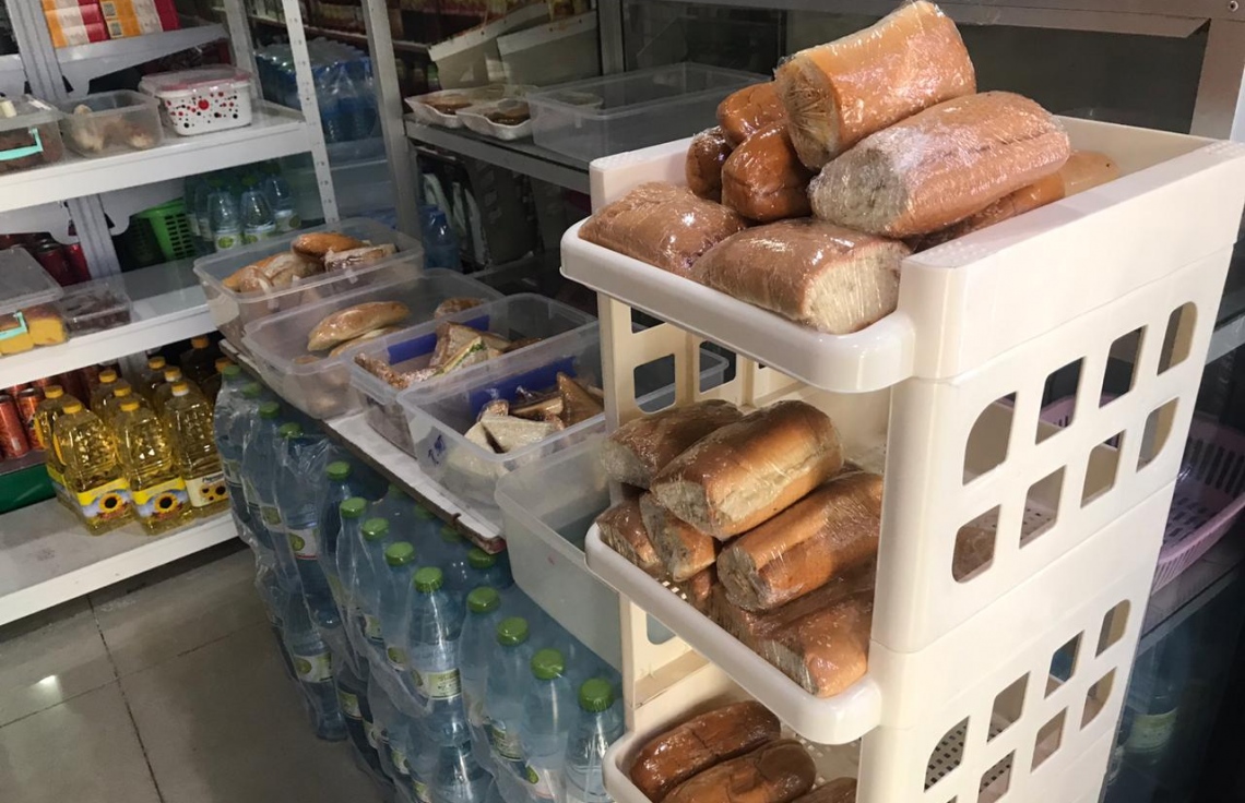 ފިހާރައެއްގައި ހެދިކާ ވިއްކަން ބަހައްޓާފައި: އެތަންތަނާއި ހޮޓަލަކާ ހުރި ތަފާތަކީ ގޮނޑި މޭޒް ނެތްކަން-- ފޮޓޯ: މިހާރު