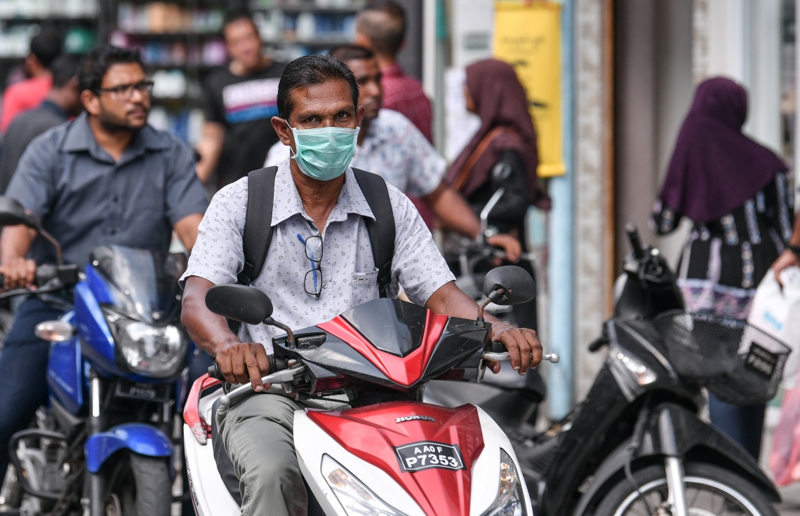 މާލެ: ޖެނުއަރީ 31، 2020: ނުރައްކާތެރި ކޮރޯނާ ވައިރަހަށް ޝައްކުކުރެވޭ މީހަކު ރާއްޖެއިން ފެނުމާ ގުޅިގެން، ރައްކާތެރިވުމުގެ ގޮތުން މީހަކު މާސްކު އަޅައިގެން.--- ފޮޓޯ: ނިޝާން އަލީ/މިހާރު