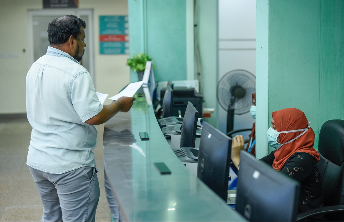 މާލެ: ޖެނުއަރީ 31، 2020: ނުރައްކާތެރި ކޮރޯނާ ވައިރަހަށް ޝައްކުކުރެވޭ މީހަކު ރާއްޖެއިން ފެނުމާ ގުޅިގެން، ރައްކާތެރިވުމުގެ ގޮތުން ހޮސްޕިޓަލެއްގެ މުވައްޒަފަކު މާސްކު އަޅައިގެން.--- ފޮޓޯ: ނިޝާން އަލީ/މިހާރު