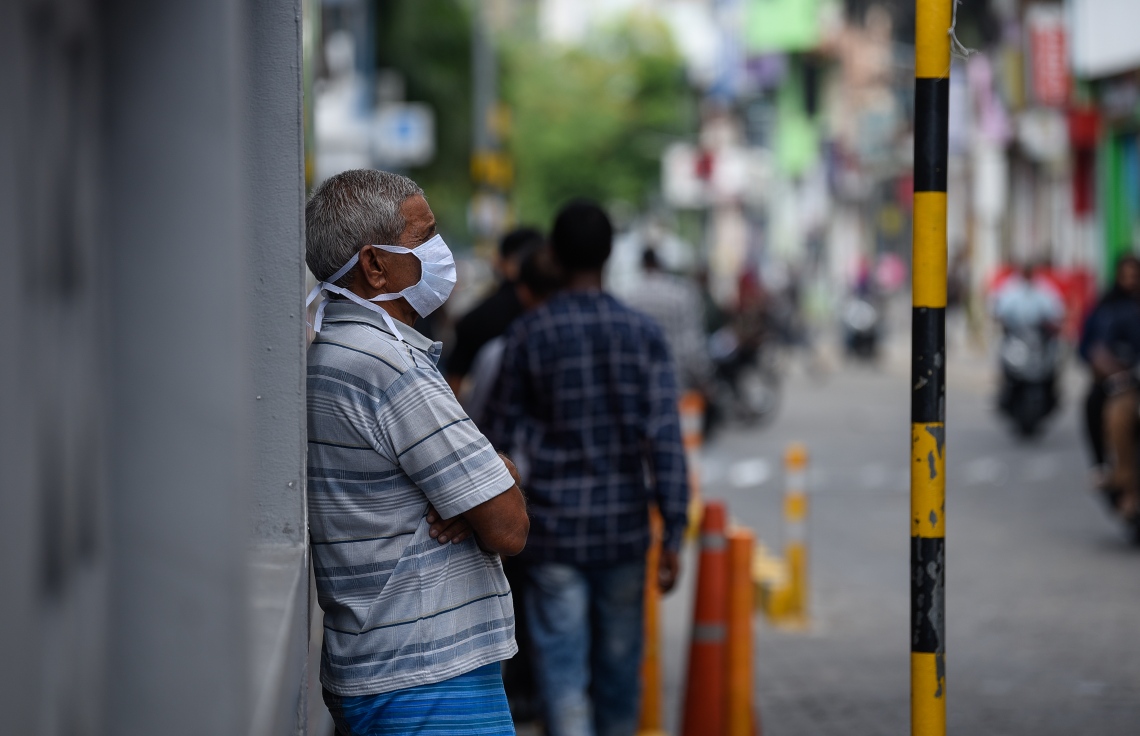 މާލެ: ޖެނުއަރީ 31، 2020: ނުރައްކާތެރި ކޮރޯނާ ވައިރަހަށް ޝައްކުކުރެވޭ މީހަކު ރާއްޖެއިން ފެނުމާ ގުޅިގެން، ރައްކާތެރިވުމުގެ ގޮތުން މީހަކު މާސްކު އަޅައިގެން.--- ފޮޓޯ: ނިޝާން އަލީ/މިހާރު