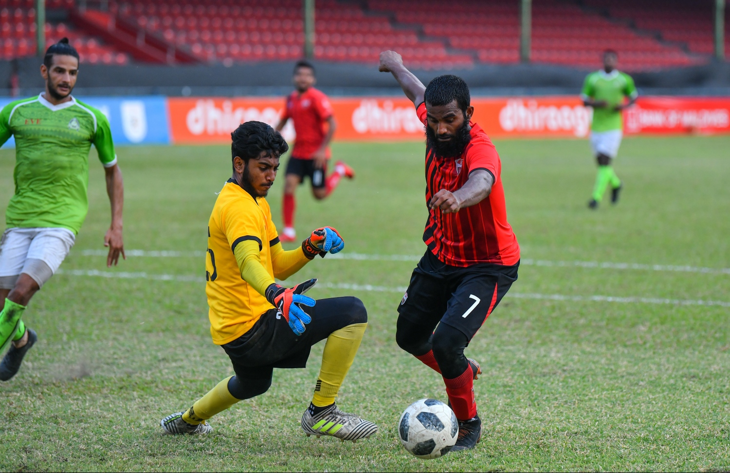 ގްރީން ސްޓްރީޓްސްގެ ކީޕަރު އަލީފް (ވ) ކައިރިން ބޯޅަ ހިފައިގެންދާން ދަގަނޑޭ މަސައްކަތްކުރަނީ.-- ފޮޓޯ: ހުސެއިން ވަހީދު/ މިހާރު