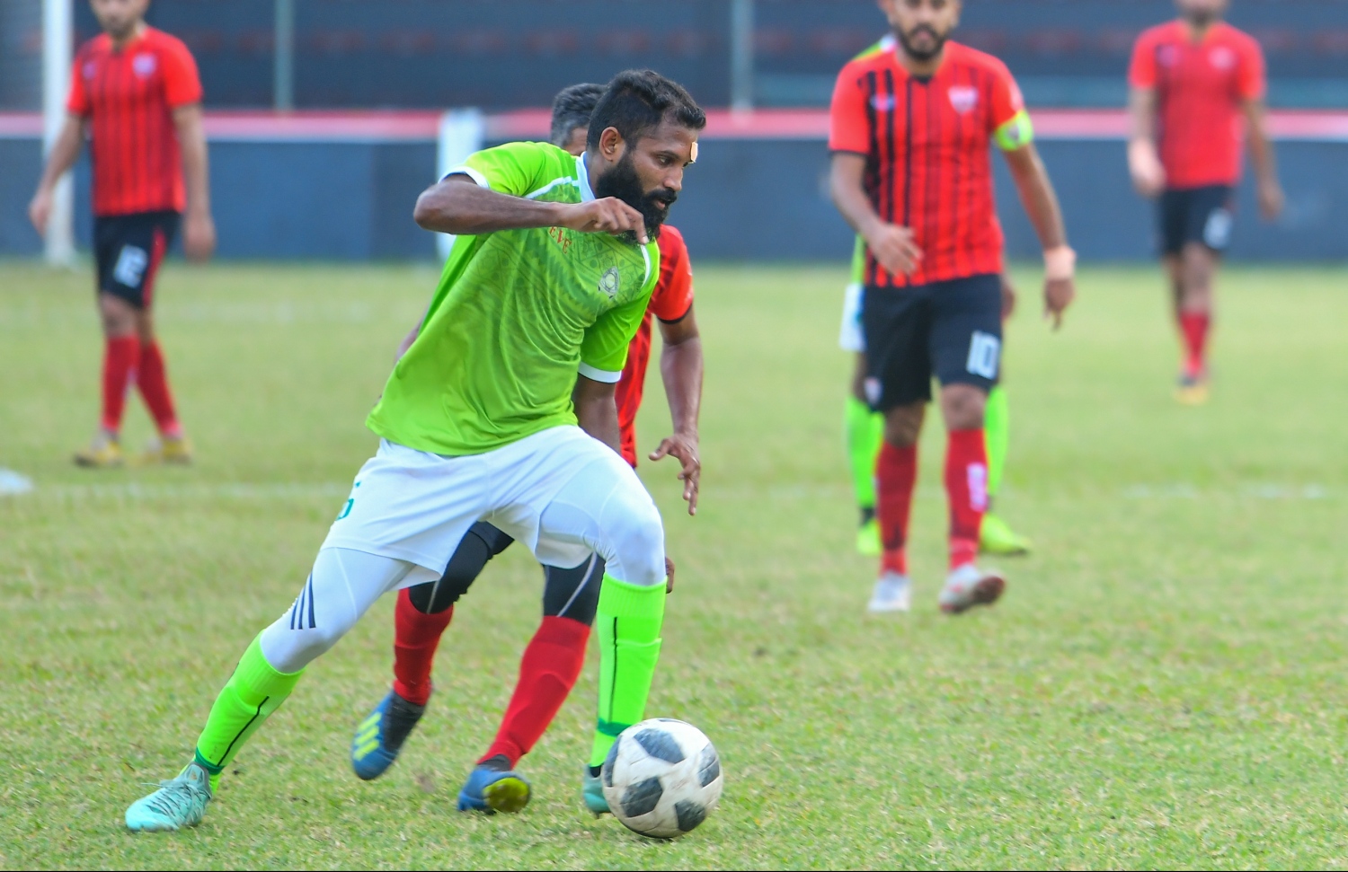 މިދިޔަ ސީޒަނުގައި ގްރީން ސްޓްރީޓްސްގެ ބަކާ ޓީސީގެ ބެން ކައިރިން ބޯޅަ ހިފައިގެންދަނީ. -- ފޮޓޯ: މިހާރު