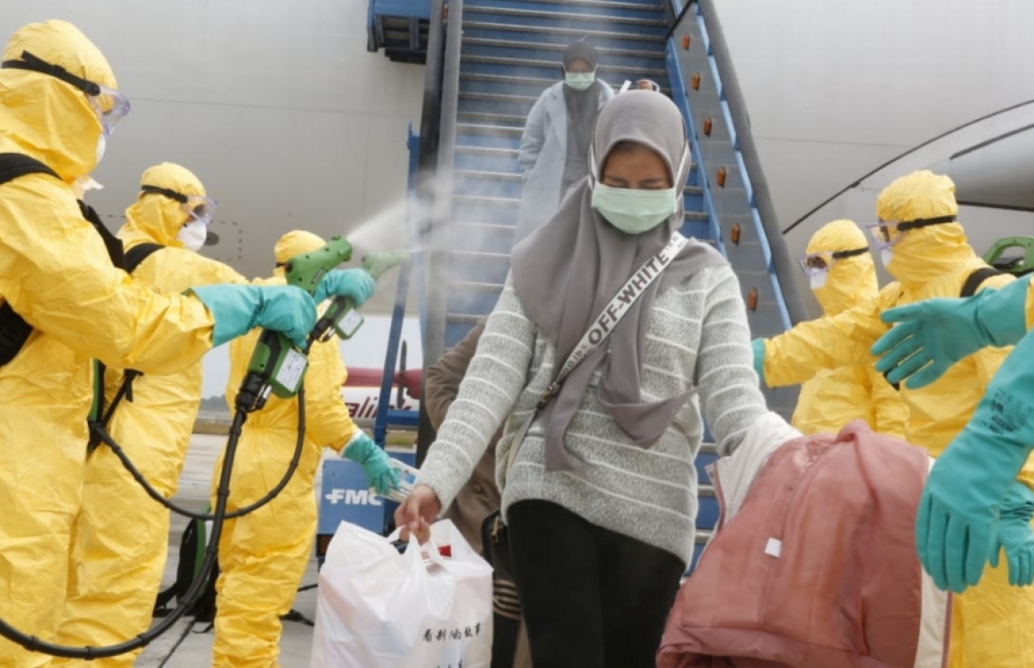 ވޫހާނުން ދިޔަ މީހުން ބޯޓުން ބޭލީ ސްޕްރޭ ކުރަމުން