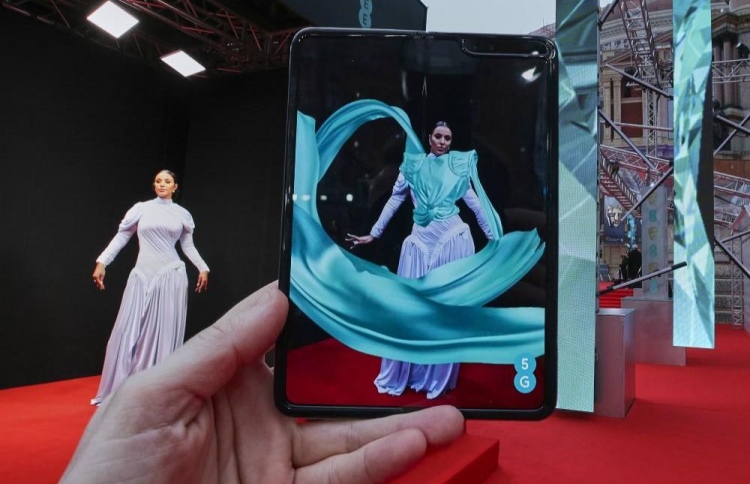 މި ހެދުމުގެ ފުރިހަމަކަން އެނގޭނީ ފޯނުން ބެލީމާ