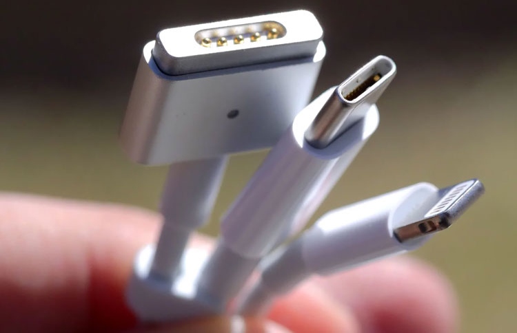 އެޕަލް ނުރުހުނަސް، ޗާޖަރުތައް ބަދަލުކުރަނީ