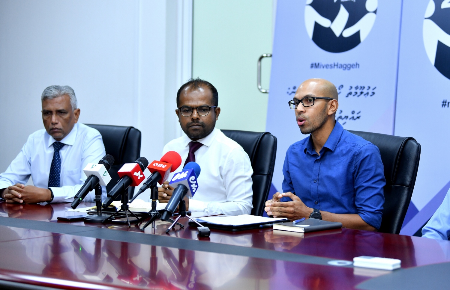 އިންފޮމޭޝަން ކޮމިޝަނަރުގެ އޮފީހާ ގުޅިގެން މަސައްކަތްކުރުމުގެ އެއްބަސްވުމުގައި ސޮއިކުރެއްވުމަށްފަހު ޓްރާންސްޕޭރަންސީ މޯލްޑިވްސްގެ އެޑްވޮކަސީ އެންޑް ކޮމިއުނިކޭޝަން މެނޭޖަރު އައިމަން ވާހަކަދައްކަވަނީ.-- ފޮޓޯ: އަހުމަދު އައުޝަން އިލްޔާސް/ މިހާރު