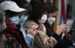 Commuters wear face masks as they travel on a MTR underground metro train in Hong Kong on February 4, 2020. - Hong Kong on February 4 become the second place outside of the Chinese mainland to report the death of a patient being treated for a new coronavirus that has so far claimed more than 400 lives. (Photo by Anthony WALLACE / AFP)