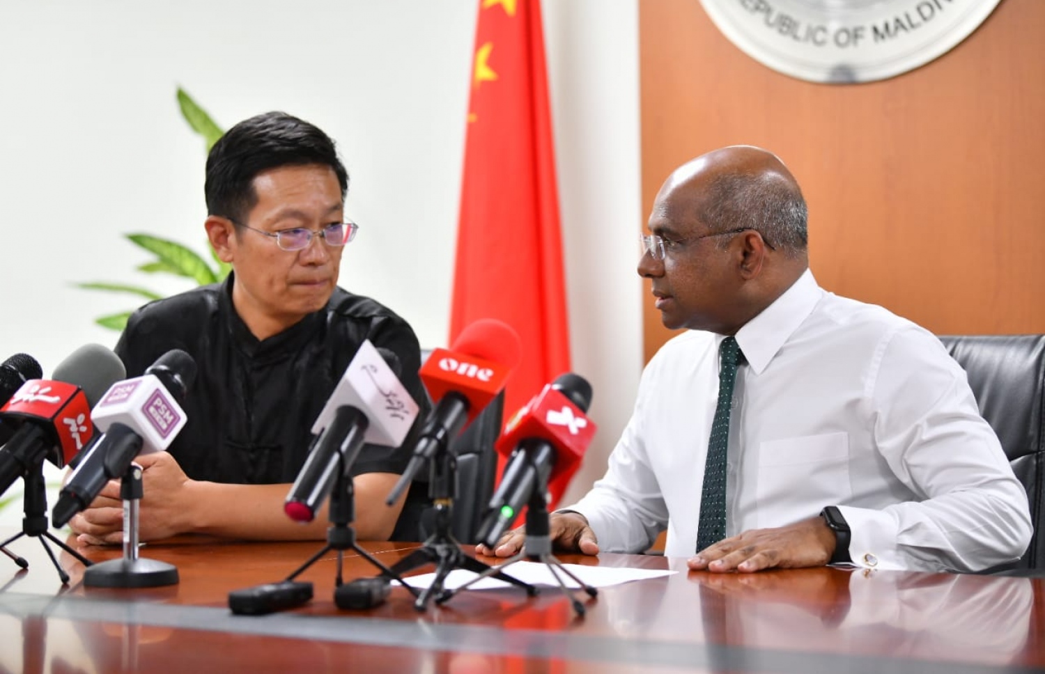 ޗައިނާ އަށް ރާއްޖޭން އެއް މިލިއަން ދަޅު މަސް ހަދިޔާކުރުމަށް މިރޭ ބޭއްވި ރަސްމިއްޔާތުގައި ފޮރިން މިނިސްޓަރު އަބްދުﷲ ޝާހިދު (ކ) ވާހަކަ ދައްކަވާއިރު، ޗައިނާ ސަފީރު ޒަންގް ލިއޮން އަޑުއައްސަވަނީ.--- ފޮޓޯ: ހުސައިން ވަހީދު/މިހާރު