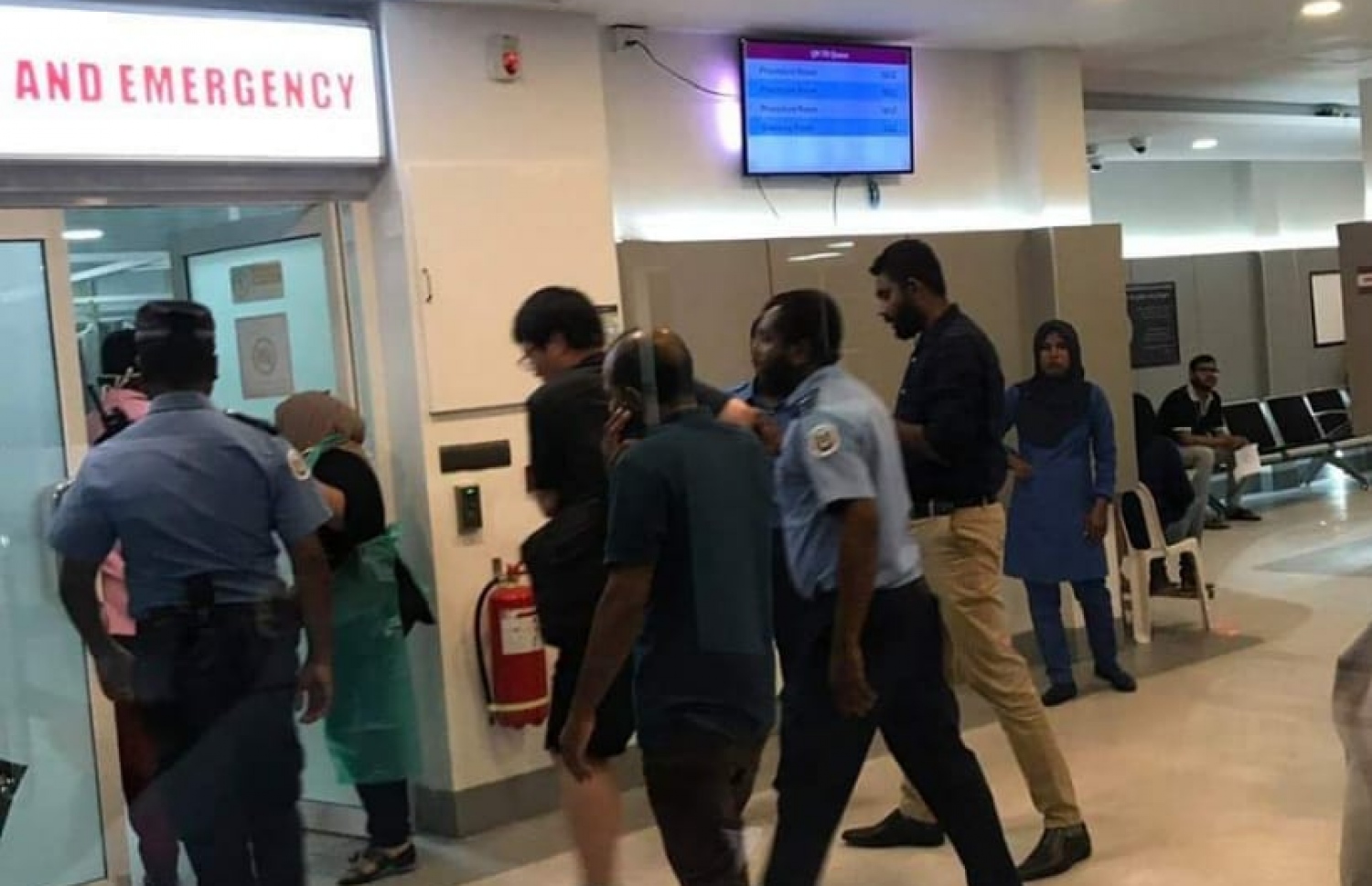 ހުޅުމާލޭގައި ޓޫރިސްޓުންތަކަކަށް ވަޅިން ދިން ހަމަލާއަށް ފަހު، ޒަހަމްވި މީހުންނަށް ފަރުވާ ދޭން ހޮސްޕިޓަލުގައި: މިއީ ވެސް ބަދަލުހިފަން ދިން ހަމަލާތަކެއް ކަމަށް ވަނީ ބެލެވިފަ. ---ފޮޓޯ: ސޯޝަލް މީޑިއާ