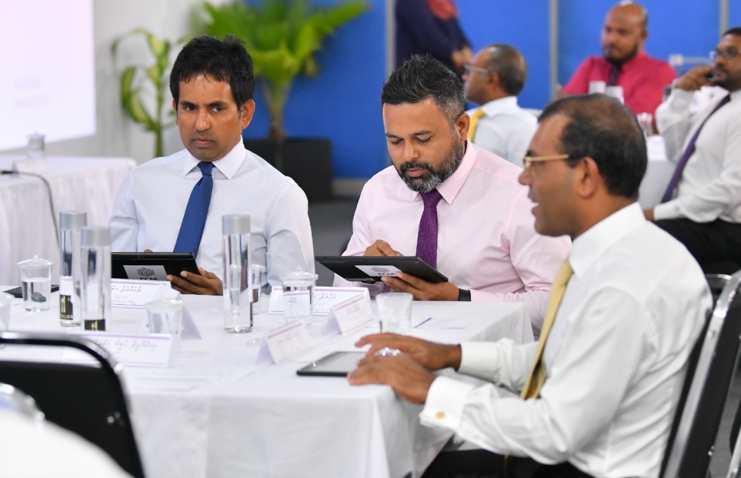 ކުރީގެ ރައީސް އަދި އެމްޑީޕީގެ ރައީސް ނަޝީދާއި އިދިކޮޅު ޕީޕީއެމްގެ ނައިބު ރައީސް އަހުމަދު ޝިޔާމާއި ޕީއެންސީގެ ނައިބު ރައީސް މުހައްމަދު ސައީދު ހަފުލާއެއްގައި: ނަޝީދު ކުރައްވާ ކަމަކީ އިދިކޮޅަށް މަގު ދެއްކެވުން ކަމަށް އެ މަނިކުފާނާ ހިޔާލު ތަފާތު އެމްޑީޕީގެ މެމްބަރުން ބުނޭ.---ފައިލް ފޮޓޯ: މިހާރު