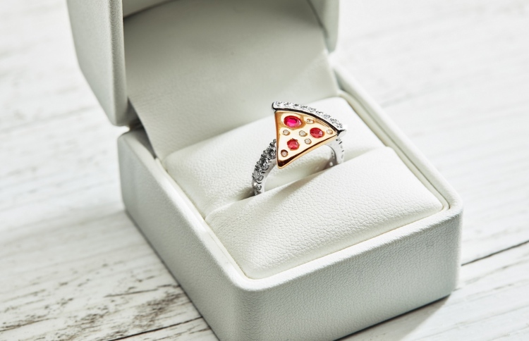 "ޕިއްޒާ ފޮތި" އަނގޮޓިއެއް ހޯދުމުގެ ފުރުސަތު