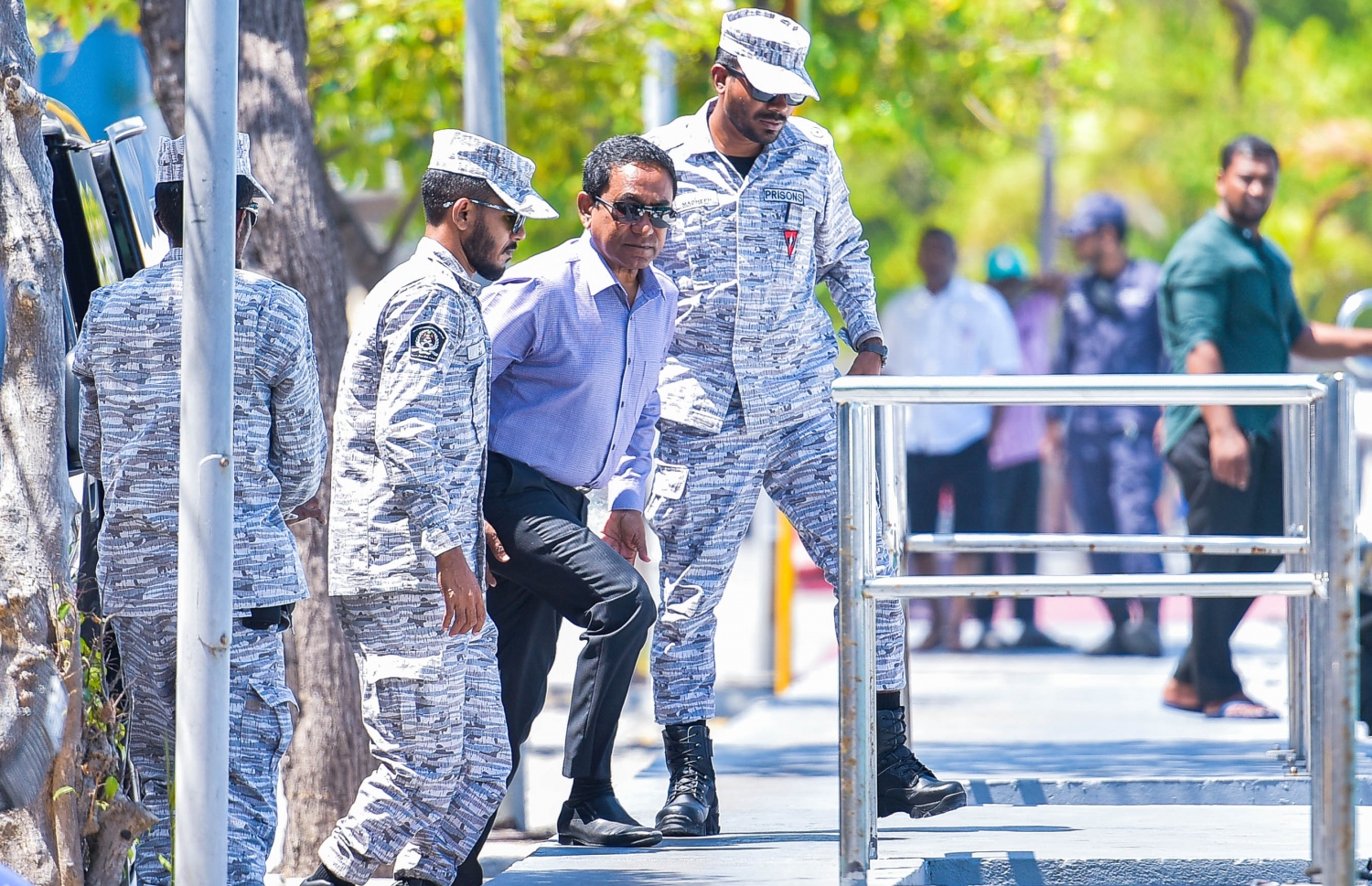 ހައި ކޯޓުގައި މިއަދު އޮތް ޝަރީއަތަކަށް ފަހު، ޔާމީން އަނބުރާ ދޫނިދު އަށް ގެންދަނީ.---ފޮޓޯ: އަހުމަދު އައުޝަން/މިހާރު