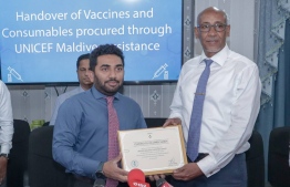 Minister of Health Abdulla Ameen presenting a letter of appreciation to UNICEF Representative in Maldives Mohamed El Munir A. Safieldin for UNICEF's prompt provision of 200,000 doses of MR vaccines. PHOTO: HEALTH MINISTRY