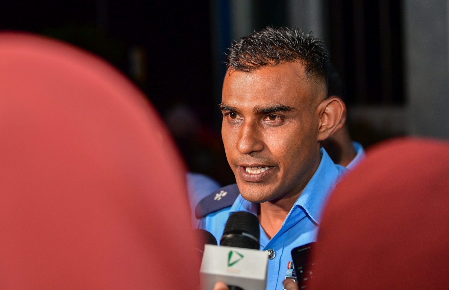 ފުލުހުންގެ ސީރިއަސް އޯގަނައިޒްޑް ކްރައިމް ޑިޕާޓްމަންޓުން ބޭއްވި ނޫސްވެރިންގެ ބައްދަލުވުމުގައި އެ ޑިޕާޓްމަންޓުގެ ހެޑް، ޝިފާއު މިރޭ ވާހަކަ ދައްކަވަނީ.-- ފޮޓޯ: ހުސެއިން ވަހީދު/ މިހާރު