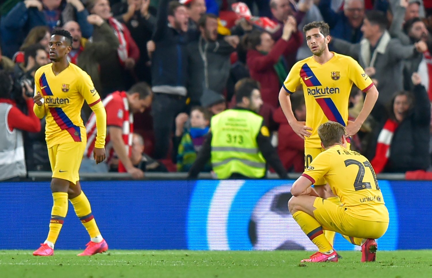 ރޭގެ މެޗުން ބަލިވުމުން ބާސެލޯނާ ކުޅުންތެރިން ދަނޑުމަތީގައި. -- ފޮޓޯ: އޭއެފްޕީ