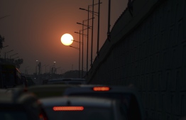 In this photograph taken on February 3, 2020, motorist drive along a road at sunset in New Delhi. (Photo by Sajjad HUSSAIN / AFP)