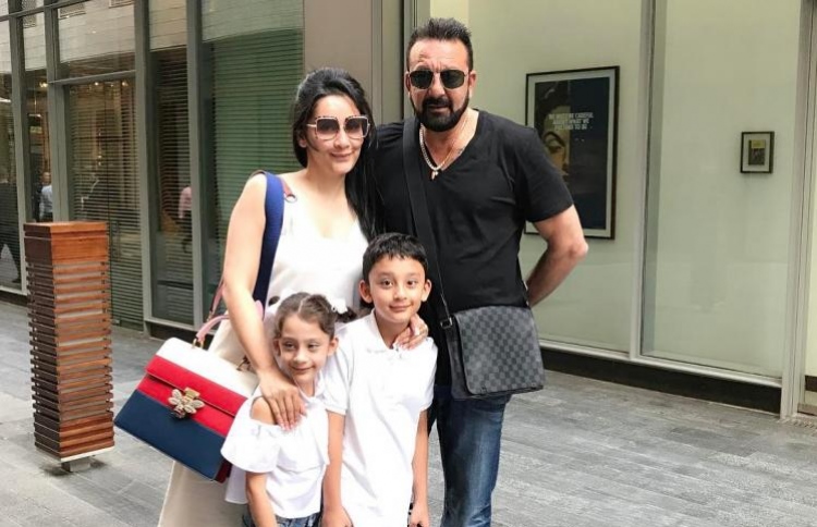 ސަންޖޭ އާއިލާއާ އެކު ރާއްޖޭގައި