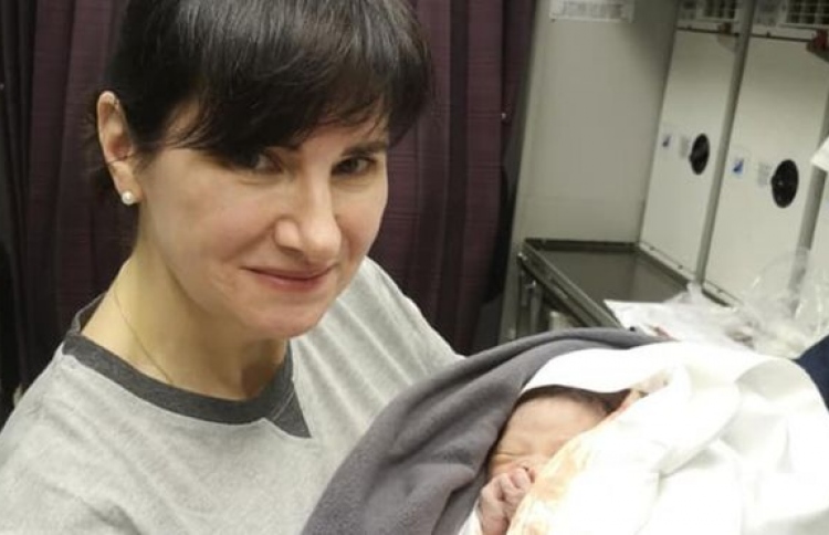 ފްލައިޓުގައި މީހަކު ވިއްސި ޑޮކްޓަރަށް ތައުރީފް