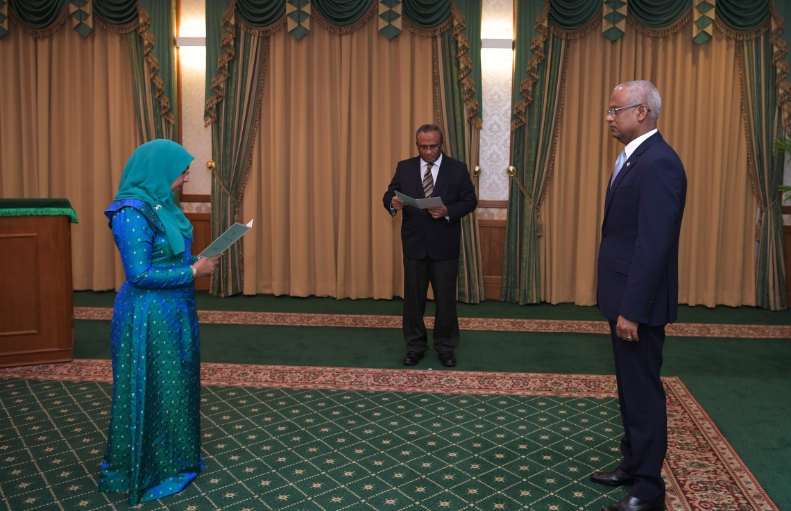 މާލެ: ފެބްރުއަރީ 9، 2020- ޖެންޑާ މިނިސްޓަރަކަށް، މި ސަރުކާރުގައި އަލަށް އައްޔަން ކުރެއްވި އާއިޝަތު މުހައްމަދު ދީދީ، ރައީސް އިބްރާހިމް މުހައްމަދު ސޯލިހުގެ ކުރިފުޅުމަތީގައި މިއަދު މަގާމުގެ ހުވާކުރައްވަނީ: އާއިޝާ ވަނީ ކުރީގެ ރައީސް މައުމޫންގެ ސަރުކާރުގައި 2005-2008 އަށް ވެސް ޖެންޑާ މިނިސްޓަރުކަން ކުރައްވާފައި.---ފޮޓޯ: ރައީސް އޮފީސް