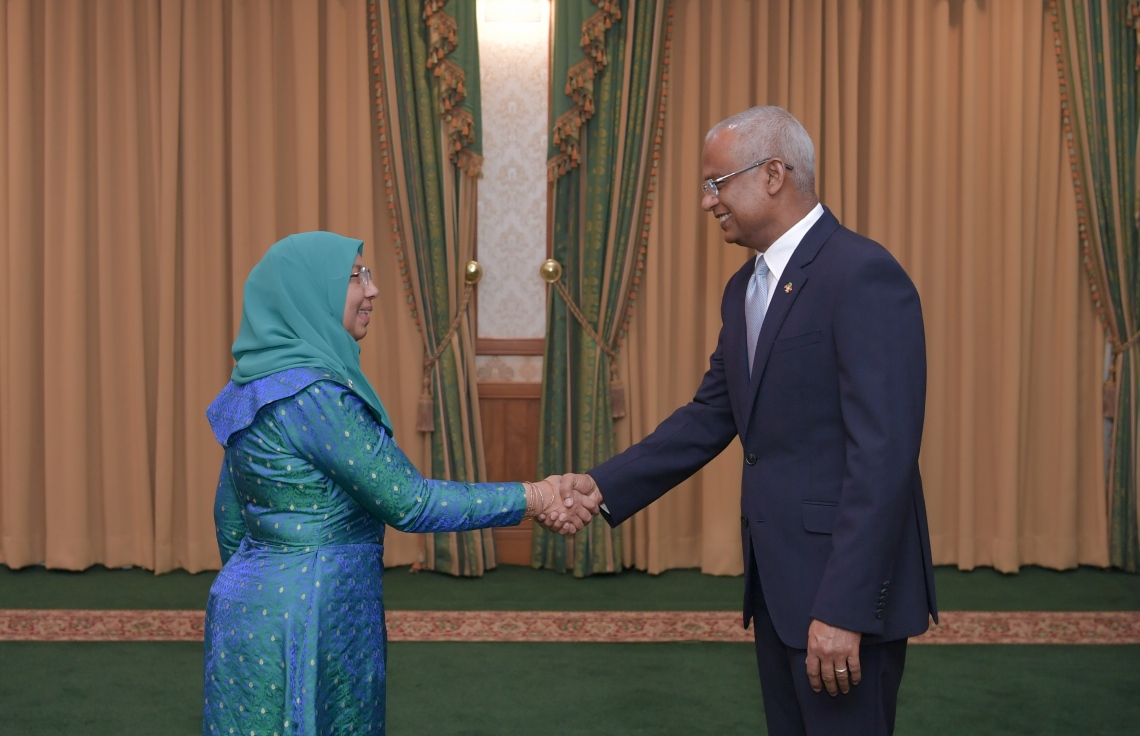 މާލެ: ފެބްރުއަރީ 9، 2020- ޖެންޑާ މިނިސްޓަރަކަށް، މި ސަރުކާރުގައި އަލަށް އައްޔަން ކުރެއްވި އާއިޝަތު މުހައްމަދު ދީދީއާ ރައީސް އިބްރާހިމް މުހައްމަދު ސޯލިހު މިއަދު ސަލާމް ކުރައްވަނީ: އެއީ، ކުރިން ޔުނިސެފްގައި ވެސް މަސައްކަތް ކުރެއްވި، ކުޑަކުދިންގެ ހައްގުތަކާއި ރައްކާތެރިކަމަށް ގިނަގުނަ މަސައްކަތްތަކެއް ކުރެއްވި ކަނބަލެއް.---ފޮޓޯ: ރައީސް އޮފީސް