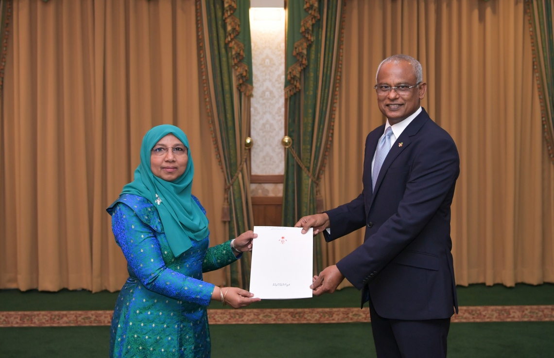 މާލެ: ފެބްރުއަރީ 9، 2020- ޖެންޑާ މިނިސްޓަރަކަށް، މި ސަރުކާރުގައި އަލަށް އައްޔަން ކުރެއްވި އާއިޝަތު މުހައްމަދު ދީދީ އަށް، ރައީސް އިބްރާހިމް މުހައްމަދު ސޯލިހު މަގާމުގެ ފަތްކޮޅު މިއަދު އަރުވަނީ: މި ސަރުކާރުގައި މިހާތަނަށް އެކަމަނާ ހުންނެވީ އިންޑިއާގައި ހުންނަވާ ރާއްޖޭގެ ސަފީރުކަމުގެ މަގާމުގައި.---ފޮޓޯ: ރައީސް އޮފީސް