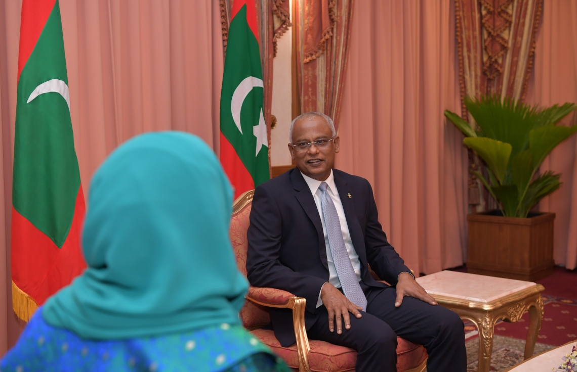 މާލެ: ފެބްރުއަރީ 9، 2020- ޖެންޑާ މިނިސްޓަރަކަށް، މި ސަރުކާރުގައި އަލަށް އައްޔަން ކުރެއްވި އާއިޝަތު މުހައްމަދު ދީދީ އަށް މަގާމުގެ ފަތްކޮޅު އެރުވުމަށް ފަހު، ރައީސް އިބްރާހިމް މުހައްމަދު ސޯލިހު، އެކަމަނާއާ ބައްދަލުކުރައްވަނީ: އާއިޝާ، ޖެންޑާ މިނިސްޓަރަކަށް އައްޔަން ކުރެއްވީ މިހާތަނަށް އެ މަގާމުގައި ހުންނެވި ޝިދާތާ ޝަރީފް އިސްތިއުފާ ދެއްވުމުން.---ފޮޓޯ: ރައީސް އޮފީސް