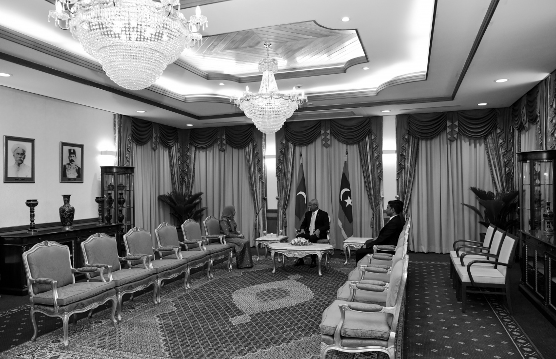 މާލެ: ފެބްރުއަރީ 9، 2020- ޖެންޑާ މިނިސްޓަރަކަށް، މި ސަރުކާރުގައި އަލަށް އައްޔަން ކުރެއްވި އާއިޝަތު މުހައްމަދު ދީދީ އަށް މަގާމުގެ ފަތްކޮޅު އެރުވުމަށް ފަހު، ރައީސް އިބްރާހިމް މުހައްމަދު ސޯލިހު، އެކަމަނާއާ ބައްދަލުކުރައްވަނީ: އައްޑޫ ހިތަދު އަށް އުފަން އާއިޝާ އަކީ މި ސަރުކާރުގެ ދެވަނަ ޖެންޑާ މިނިސްޓަރު.---ފޮޓޯ: ރައީސް އޮފީސް