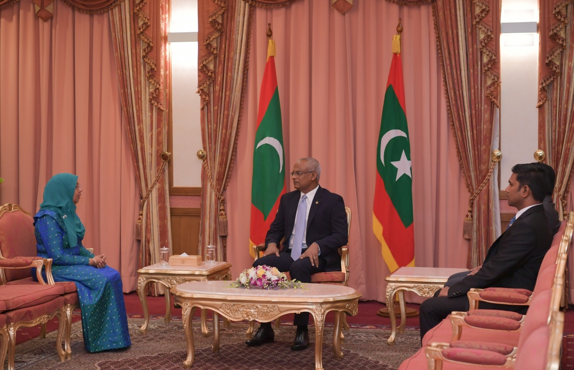 މާލެ: ފެބްރުއަރީ 9، 2020- ޖެންޑާ މިނިސްޓަރަކަށް، މި ސަރުކާރުގައި އަލަށް އައްޔަން ކުރެއްވި އާއިޝަތު މުހައްމަދު ދީދީ އަށް މަގާމުގެ ފަތްކޮޅު އެރުވުމަށް ފަހު، ރައީސް އިބްރާހިމް މުހައްމަދު ސޯލިހު، އެކަމަނާއާ ބައްދަލުކުރައްވަނީ: އައްޑޫ ހިތަދު އަށް އުފަން އާއިޝާ އަކީ މި ސަރުކާރުގެ ދެވަނަ ޖެންޑާ މިނިސްޓަރު.---ފޮޓޯ: ރައީސް އޮފީސް