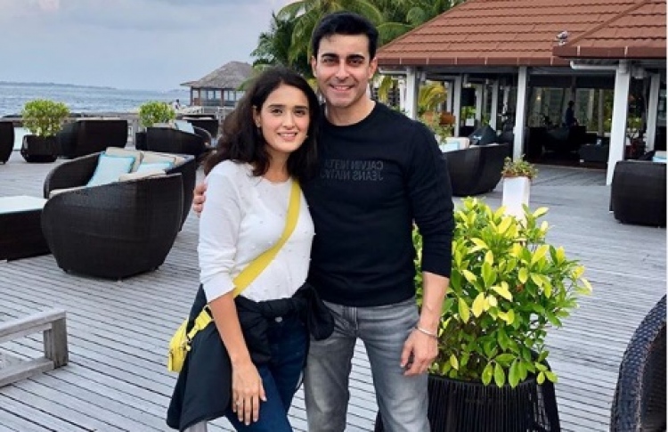 ގޯތަމްގެ ދެމަފިރިން ކުރުނބާ ވިލެޖްގައި.