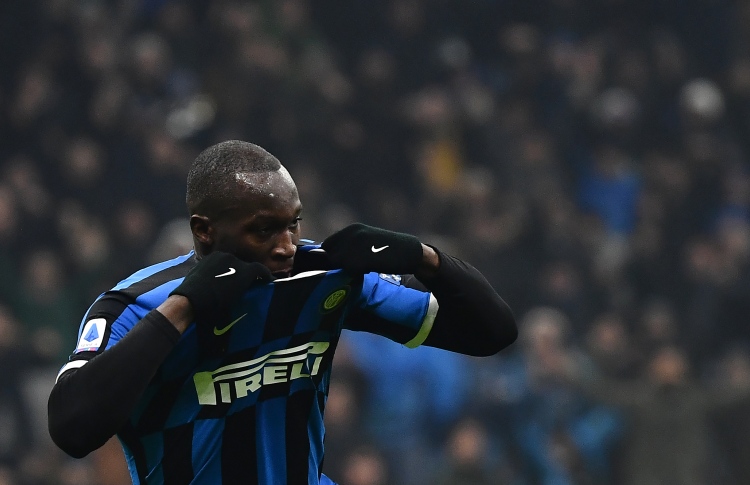 ފަހަތުން އަރައި މިލާން ބަލިކޮށް އިންޓަ އެއް ވަނަ އަށް