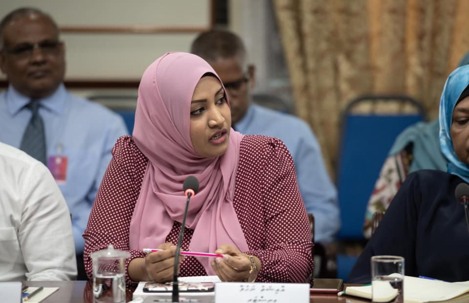 މިނިސްޓަރު ނަހުލާ ކޮމިޓީގައި ވާހަކަ ދައްކަވަނީ. --ފޮޓޯ/މަޖިލިސް