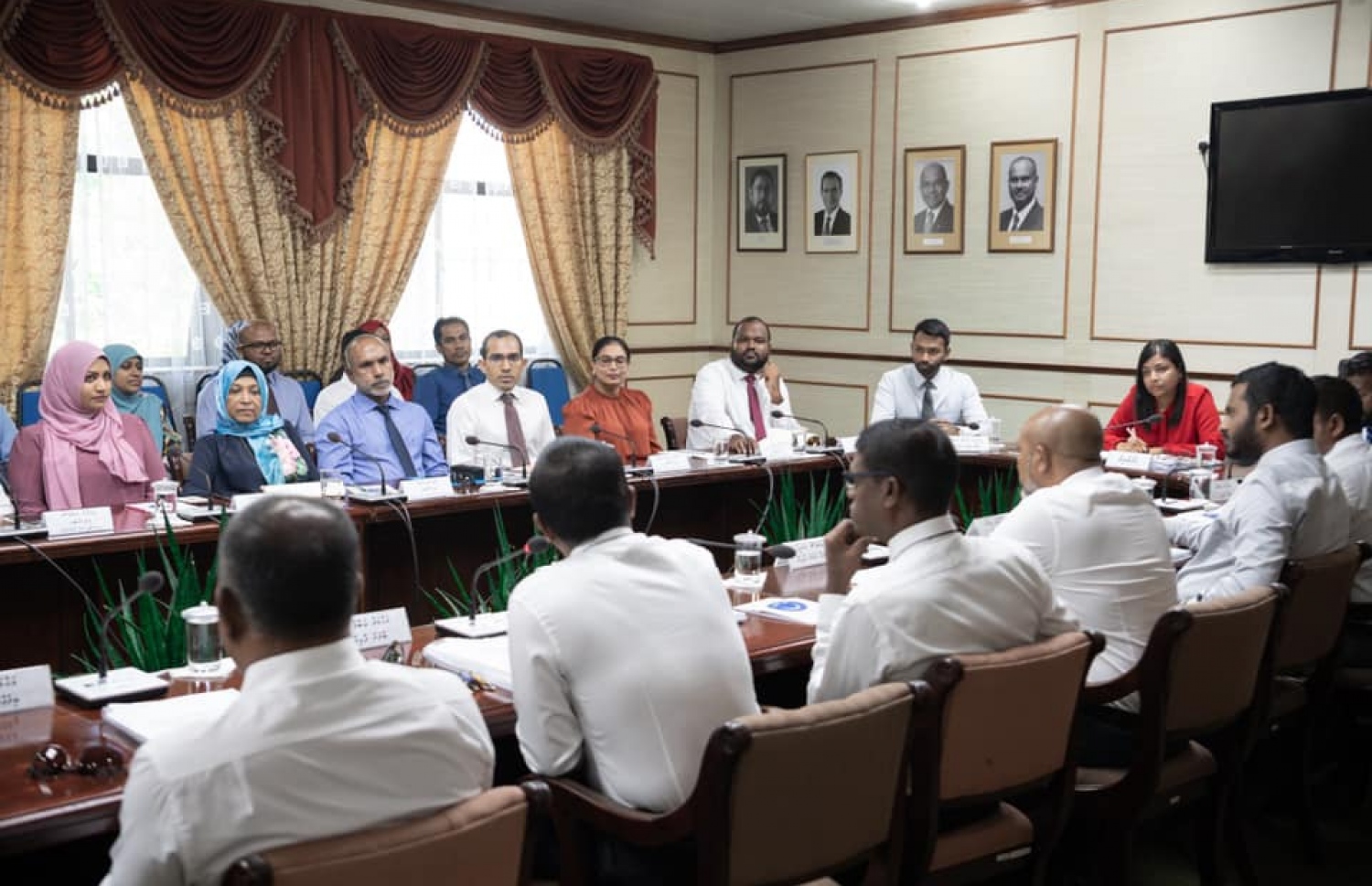 މިނިވަން މުއައްސަސާތަކާ ބެހޭ ކޮމިޓީގައި ވަޒީރުން. --ފޮޓޯ/މަޖިލިސް