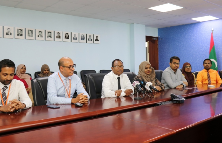 ސްކޫލްތަކުގައި ހޮލޯގޯ ބޭނުންކޮށްގެން ކިޔަވައިދެނީ