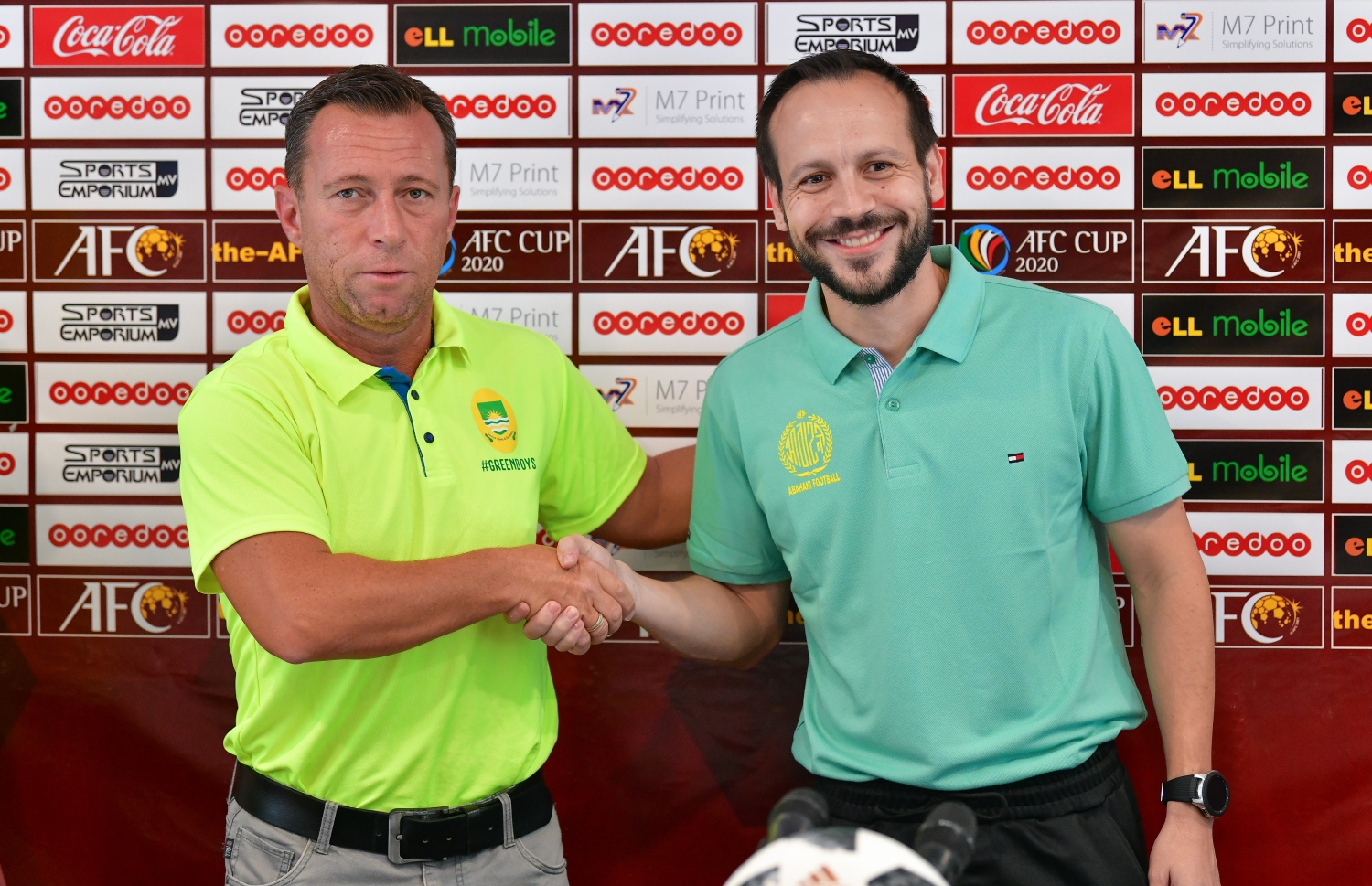 މާޒިޔާގެ ކޯޗު ސެކުލޮސްކީ (ވ) އާއި އަބަހާނީގެ ކޯޗު ލެމޯސް ސަލާމްކުރަނީ. -- ފޮޓޯ: ނިޝާން އަލީ/ މިހާރު