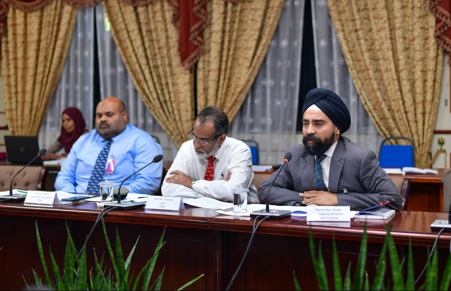 ޓީއެމްއޭގެ މައިގަނޑު ހިއްސާ އޮންނަ ބެއިން ކެޕިޓަލްގެ މެނޭޖިން ޑައިރެކްޓަރު ޕަރުވިންދަރު ސިންގް (ކ) ޓީއެމްއޭގެ ސީއީއޯ އޭޔޫއެމް ފައުޒީ (މ) އަދި ޓީއެމްއޭގެ ކޮމްޕެނީ ސެކްރެޓަރީ އަހުމަދު ފަޒީލް ރައްޔިތުންގެ މަޖިލީހުގެ މާލިއްޔަތު ކޮމިޓީގެ އިއްޔެގެ ބައްދަލުވުމުގައި ބައިވެރިވެވަޑައިގަންނަވަނީ.---ފޮޓޯ:ނިޝާން އަލީ/މިހާރު