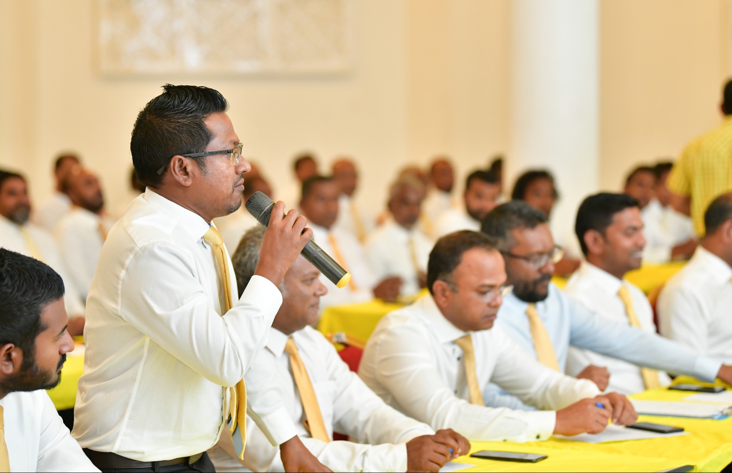 އެމްޑީޕީގެ ގައުމީ މަޖިލީހުން ދަރުބާރުގޭގައި ބޭއްވި ޖަލްސާގައި އިންތި ވާހަކަ ދައްކަވަނީ.-- ފޮޓޯ/ މިހާރު