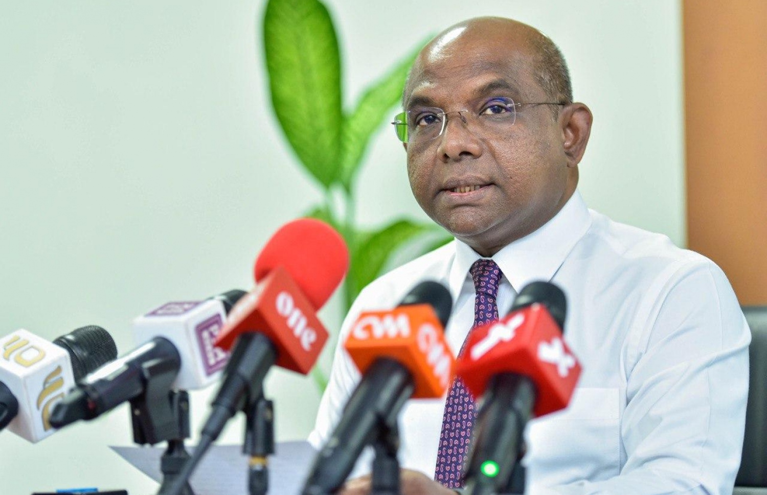 ސައުދީ އޮން އެރައިވަލް ވިސާއާ ބެހޭ މައުލޫމާތު ހާމަކުރުމަށް މިއަދު ބޭއްވި ނިއުސް ކޮންފަރެންސްގައި ފޮރިން މިނިސްޓަރު ޝާހިދު ވާހަކަ ދައްކަވަނީ-- ފޮޓޯ: އަހުމަދު އަވްޝަން އިލްޔާސް/މިހާރު